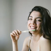 Četkanje lica četkicom za zube? Novi trend s TikToka podijelio je beauty stručnjake