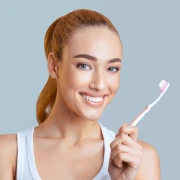 Četkanje lica četkicom za zube? Novi trend s TikToka podijelio je beauty stručnjake
