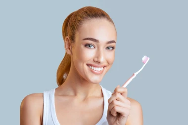Četkanje lica četkicom za zube? Novi trend s TikToka podijelio je beauty stručnjake