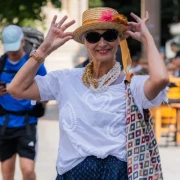 Najoriginalniji look sa &scaron;pice? Ova dama spojila je detalje koje se malo tko usuđuje nositi