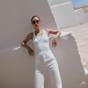 Bijela majica i potko&scaron;ulja kao baza svake garderobe: Evo gdje pronaći najbolje modele