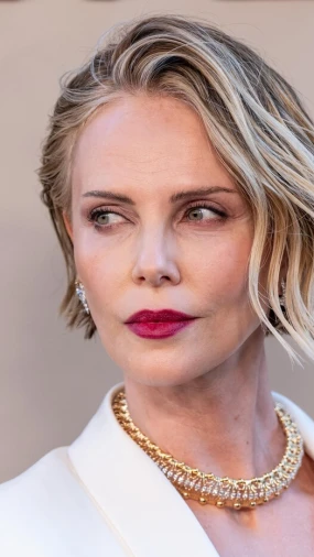 Charlize Theron odu&scaron;evila pojavom na crvenom tepihu, no kritičari su odmah uočili jedan detalj
