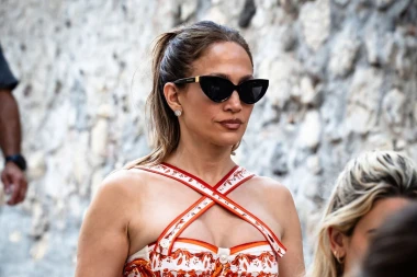 Jennifer Lopez nosi najpoželjniji ljetni print, a jedan detalj izazvao je najvi&scaron;e komentara