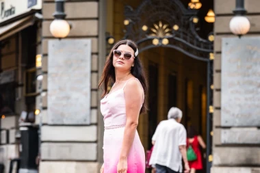 Roza stajling sa &scaron;pice ukrao je svu pažnju, no krznene sandale su priča za sebe