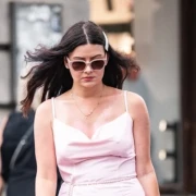 Roza stajling sa &scaron;pice ukrao je svu pažnju, no krznene sandale su priča za sebe