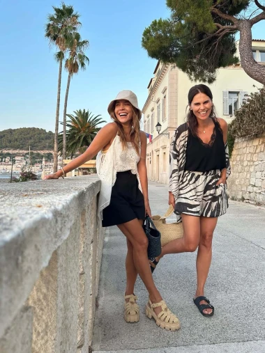 Kako nositi kratke hlače i izgledati chic? Marijana Batinić i Viktorija Rađa imaju odgovor