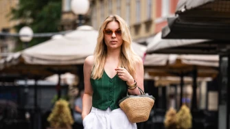 Slamnata torbica i lanene bermude: Plavu&scaron;a sa &scaron;pice nosi ljetni outfit za čistu peticu
