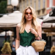 Slamnata torbica i lanene bermude: Plavu&scaron;a sa &scaron;pice nosi ljetni outfit za čistu peticu