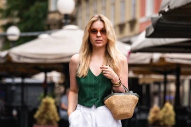 Slamnata torbica i lanene bermude: Plavu&scaron;a sa &scaron;pice nosi ljetni outfit za čistu peticu
