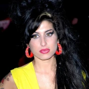 Jedinstveni glas koji je utihnuo prerano: Turbulentan život Amy Winehouse