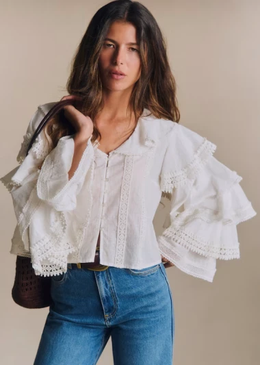 Od boho do klasičnih krojeva: Najljep&scaron;e bijele bluze za ljetne dane i večeri