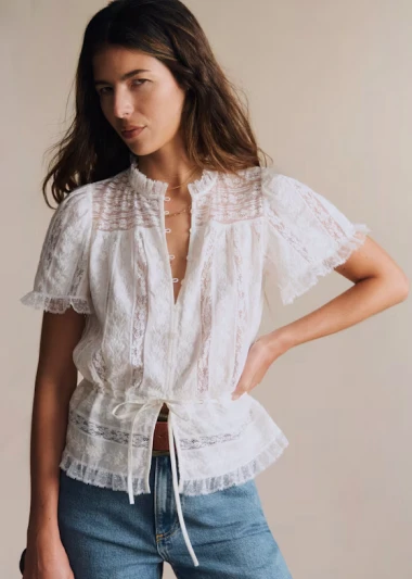 Od boho do klasičnih krojeva: Najljep&scaron;e bijele bluze za ljetne dane i večeri