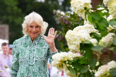 Ne, oči vas ne varaju: Camilla u ovoj haljini neodoljivo podsjeća na kraljicu Elizabetu II.