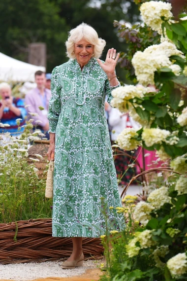 Ne, oči vas ne varaju: Camilla u ovoj haljini neodoljivo podsjeća na kraljicu Elizabetu II.