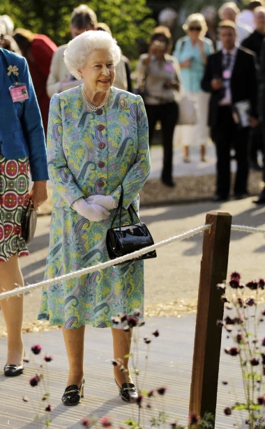Ne, oči vas ne varaju: Camilla u ovoj haljini neodoljivo podsjeća na kraljicu Elizabetu II.