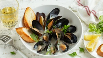 Dagnje na buzaru: Recept za klasik koji spaja jednostavnost i bogatstvo okusa