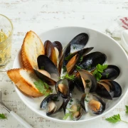 Dagnje na buzaru: Recept za klasik koji spaja jednostavnost i bogatstvo okusa
