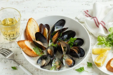Dagnje na buzaru: Recept za klasik koji spaja jednostavnost i bogatstvo okusa