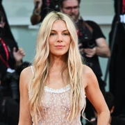 Sienna Miller otkrila je 'sendvič' beauty trik za besprijekoran ten koji traje cijeli dan
