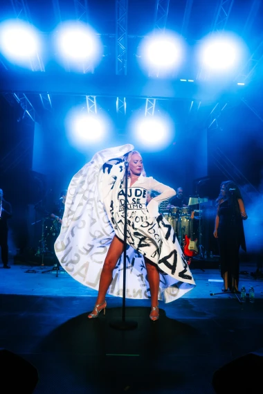 Koncertni styling o kojem se priča: Lepa Brena pretvorila hitove u modni statement