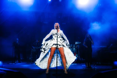Koncertni styling o kojem se priča: Lepa Brena pretvorila hitove u modni statement