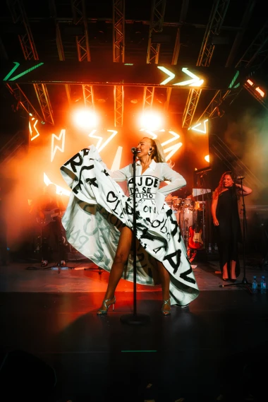 Koncertni styling o kojem se priča: Lepa Brena pretvorila hitove u modni statement