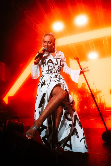 Koncertni styling o kojem se priča: Lepa Brena pretvorila hitove u modni statement