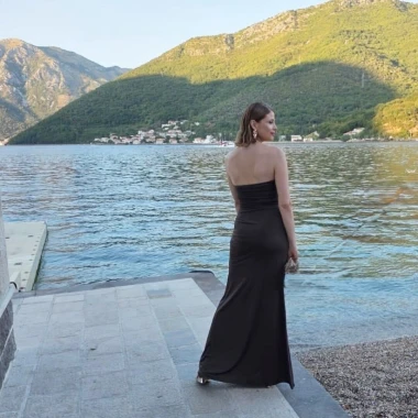 Lejla Filipović zablistala u smeđoj haljini koja odi&scaron;e luksuzom: Ovo je definicija ljetne elegancije