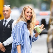 Blake Lively pokazala kako prugasta ko&scaron;ulja može izgledati luksuzno uz jedan efektan detalj