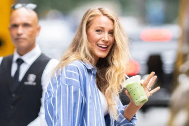 Blake Lively pokazala kako prugasta ko&scaron;ulja može izgledati luksuzno uz jedan efektan detalj