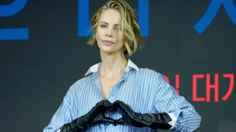 Samo Charlize Theron može odjenuti prozirnu suknju od vinila i izgledati ovako moćno