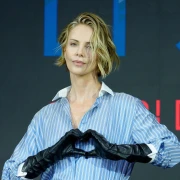 Samo Charlize Theron može odjenuti prozirnu suknju od vinila i izgledati ovako moćno