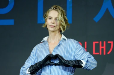 Samo Charlize Theron može odjenuti prozirnu suknju od vinila i izgledati ovako moćno