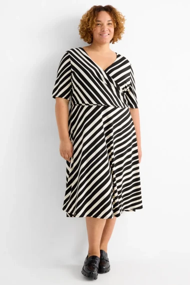 Ljetni modni vodič za plus size žene: Koje tkanine laskaju figuri i za&scaron;to izbjegavati kaftane