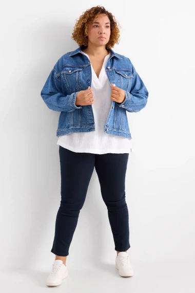 Ljetni modni vodič za plus size žene: Koje tkanine laskaju figuri i za&scaron;to izbjegavati kaftane