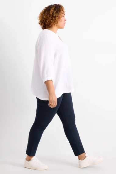 Ljetni modni vodič za plus size žene: Koje tkanine laskaju figuri i za&scaron;to izbjegavati kaftane