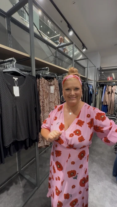 Ljetni modni vodič za plus size žene: Koje tkanine laskaju figuri i za&scaron;to izbjegavati kaftane