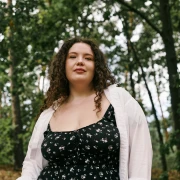 Ljetni modni vodič za plus size žene: Koje tkanine laskaju figuri i za&scaron;to izbjegavati kaftane