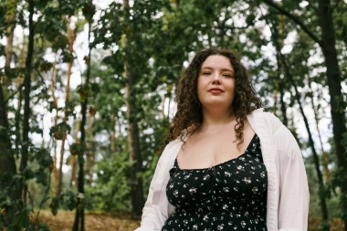 Ljetni modni vodič za plus size žene: Koje tkanine laskaju figuri i za&scaron;to izbjegavati kaftane
