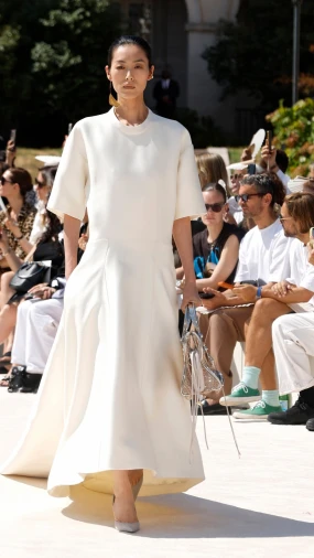 Balenciagina torba koju su obožavale Kate Moss i sestre Olsen ponovno je među najpoželjnijima