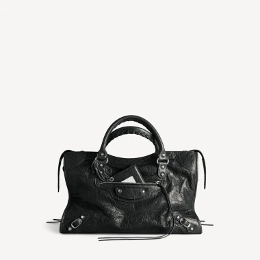 Balenciagina torba koju su obožavale Kate Moss i sestre Olsen ponovno je među najpoželjnijima