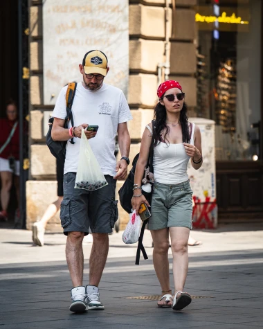 Trendseterice sa &scaron;pice već ih obožavaju: Marame u kosi i pufaste suknje ponovno su hit