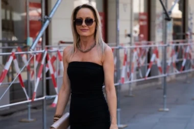Ova crna haljina sa &scaron;pice rje&scaron;ava sve modne dileme: Savr&scaron;ena za grad, ali i vjenčanje