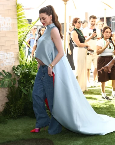 Anne Hathaway pokazala trudnički trbu&scaron;čić u kreaciji koja je podijelila internet