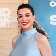 Anne Hathaway pokazala trudnički trbu&scaron;čić u kreaciji koja je podijelila internet