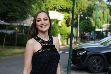 Aleksandra Prijović u bikiniju koji odi&scaron;e retro glamurom: Crno-bijeli spoj ponovno osvaja