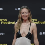 Olivia Wilde u eteričnoj haljini s crnim kožnim grudnjakom dubokog izreza