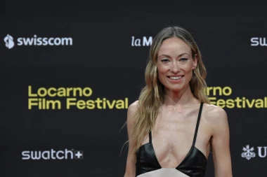 Olivia Wilde u eteričnoj haljini s crnim kožnim grudnjakom dubokog izreza