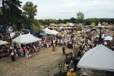Koprivnica opet živi u renesansi: Prvi dan Festivala donio vitezove, vatru i putovanje kroz vrijeme