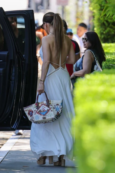 Jennifer Lopez pokazala haljinu za kraj ljeta: Savr&scaron;eno ističe preplanulu put